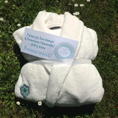 Domaine Charente: Family Glamping With Garden Views Bed & Breakfast Mazieres (Charente)